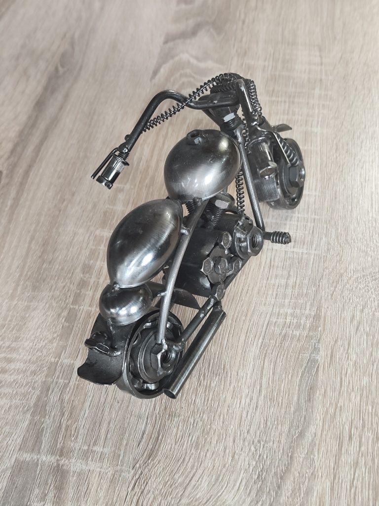 Model motocykla metalowy.