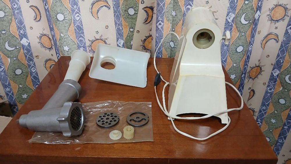 Електрична шнекова м'ясорубка Гамма -3 бу