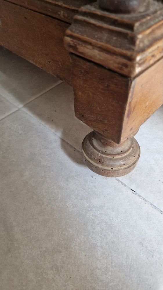 Cómoda Antiga em Madeira Maciça com Tampo de Mármore