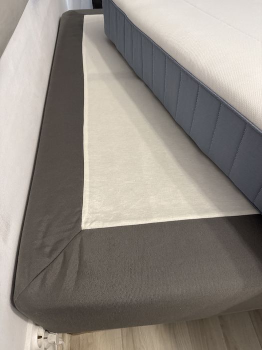 Łóżko kontynentalne z materacem  Ikea 140x200  w idealnym stanie
