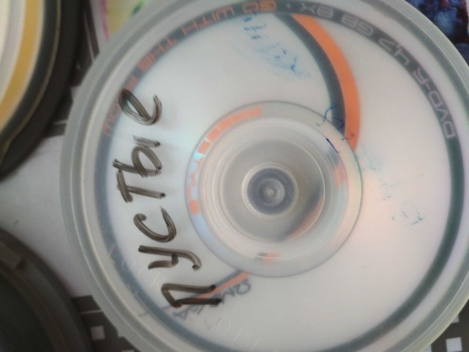 Игры,диски с музыкой,пустые диски.