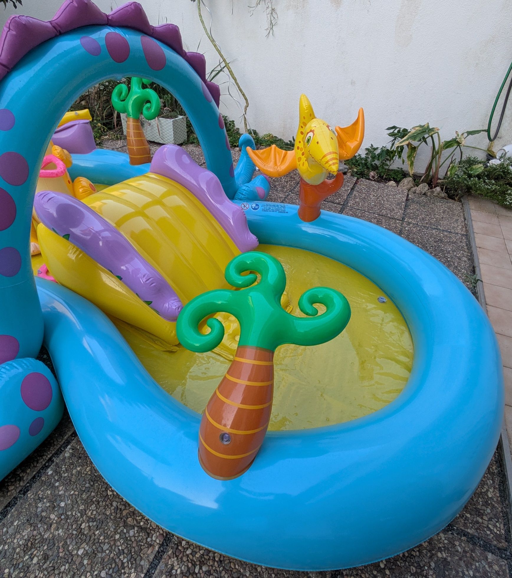 Piscina insuflável com escorrega e chuveiro
