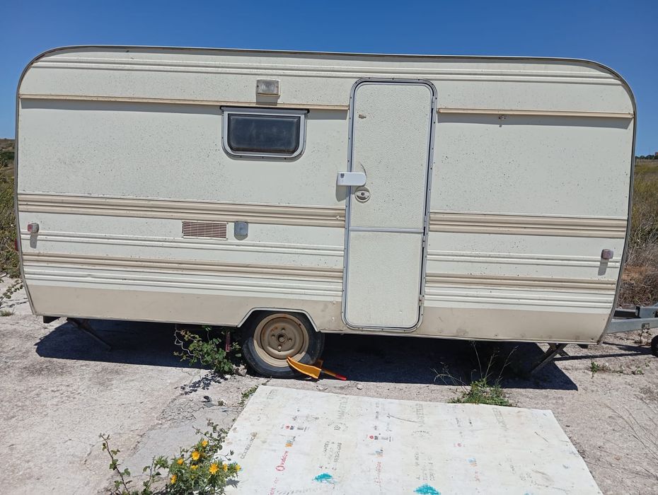 Caravana com documentos e solar painel