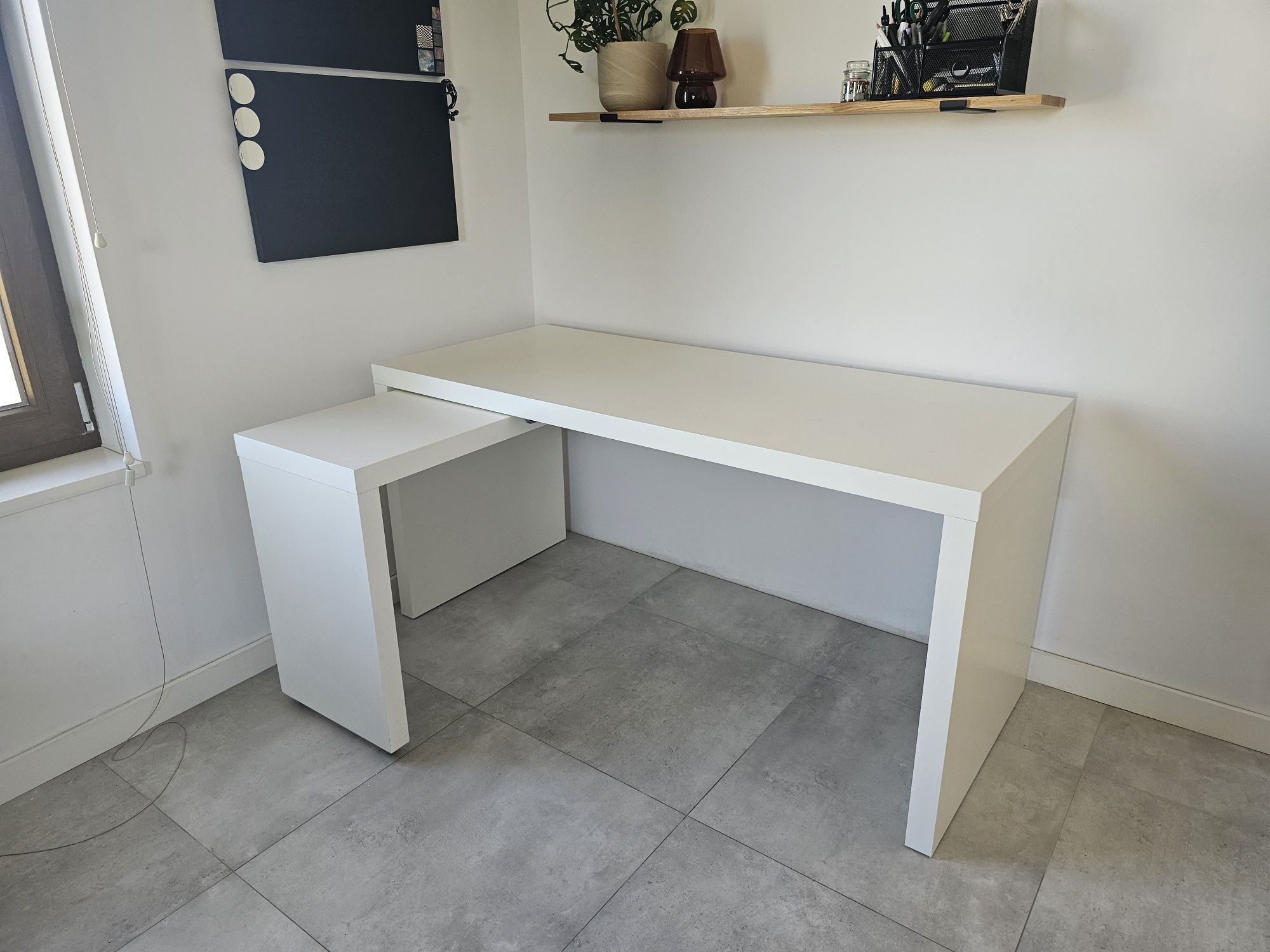 Biurko białe Ikea Malm z wysuwanym panelem