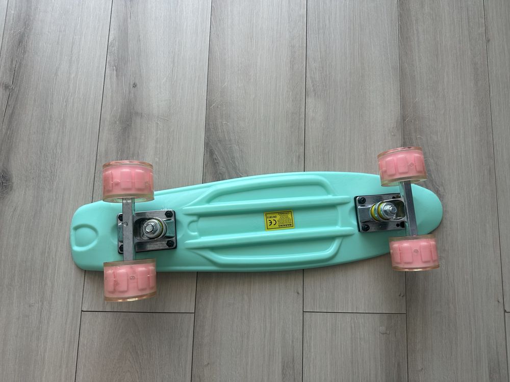 Deskorolka Fiszka LED – Skate różowe koła skate or die