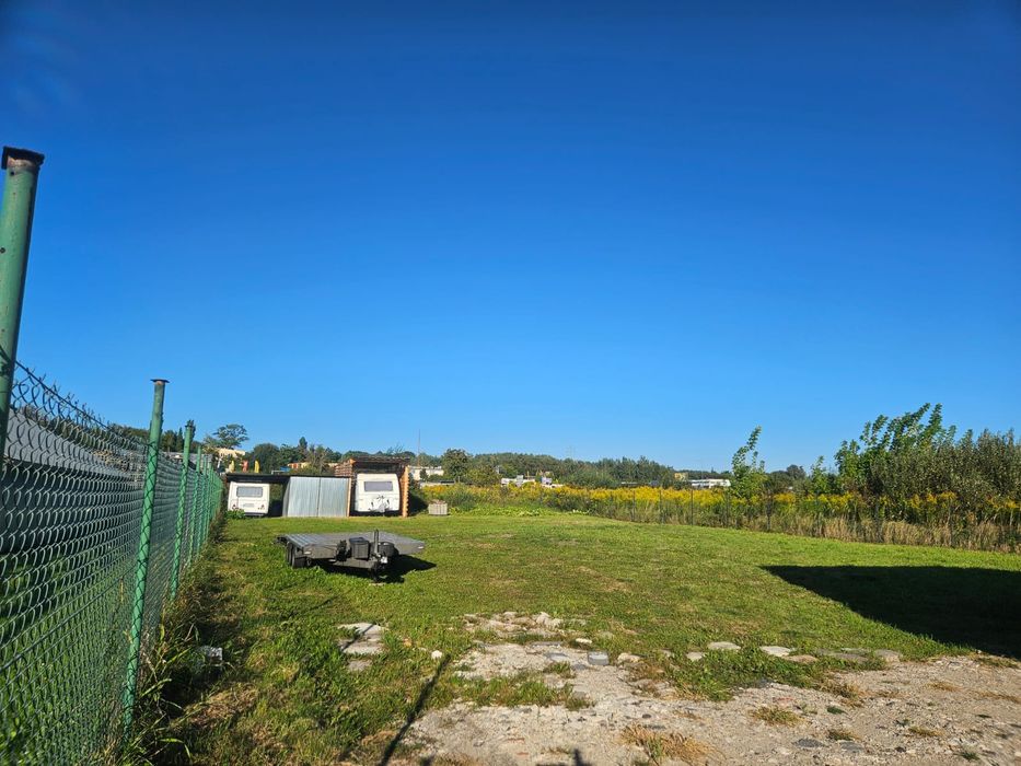 Parking, miejsce postojowe, przechowywanie przyczepy, łodzi, auta,