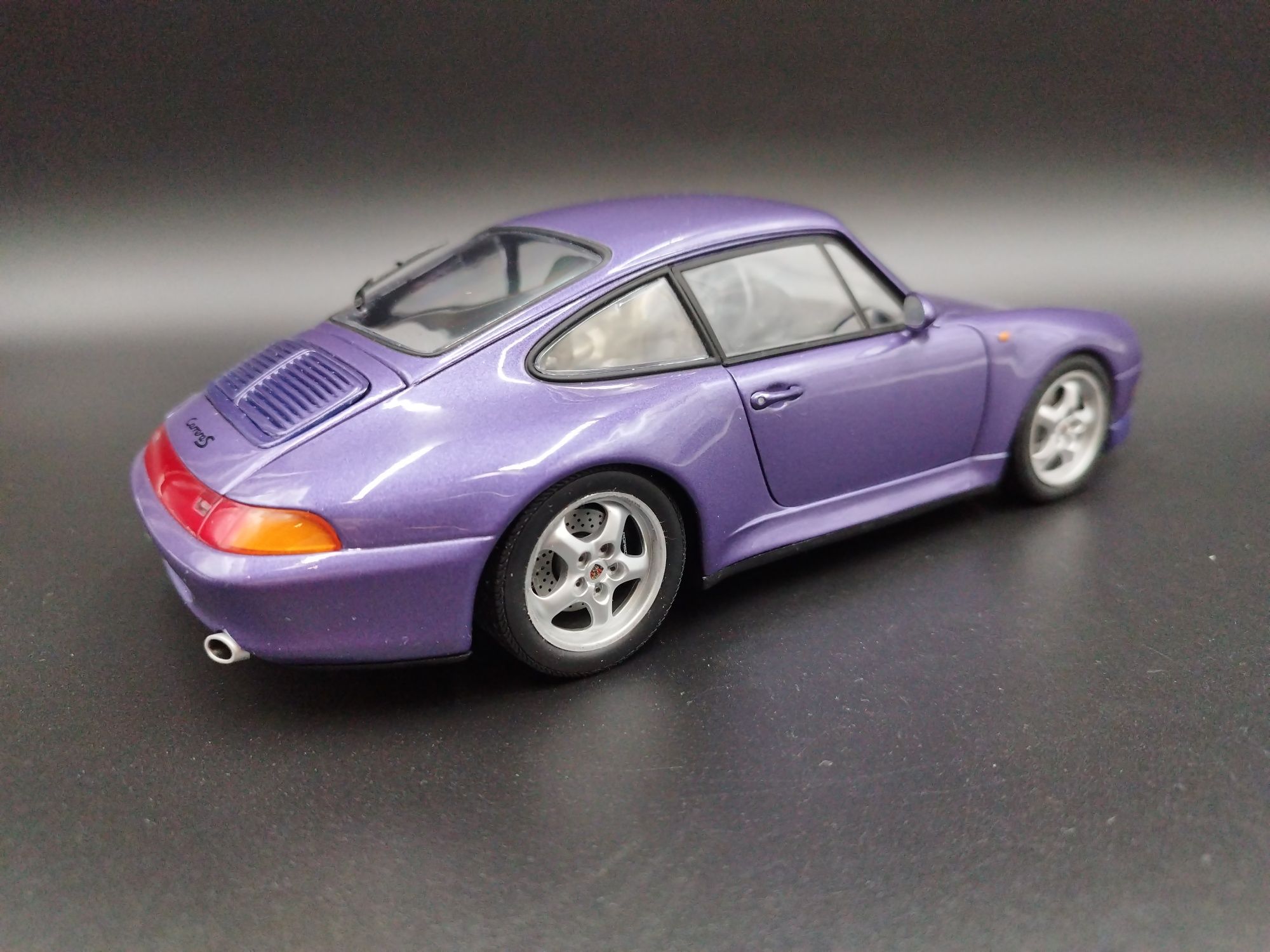 1:18 UT Models Porsche 911  Carrera S  model używany