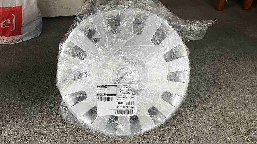 2 Tampões novos 14'' Opel Corsa c