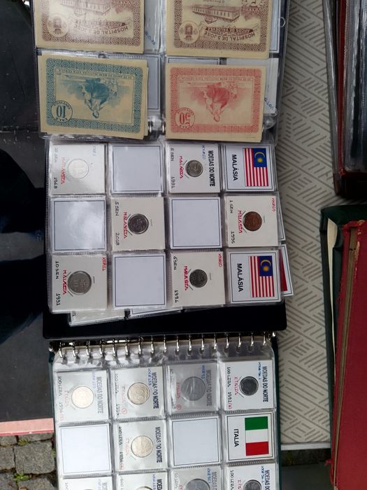 Diversas moedas e notas