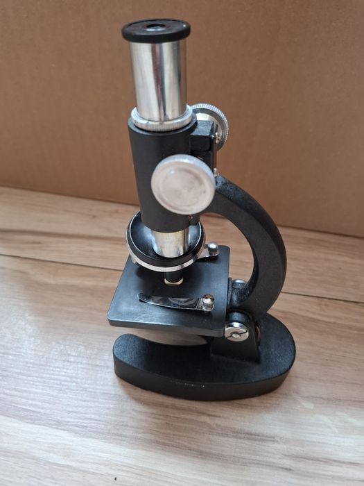 Mikroskop naukowy vintage uszkodzony