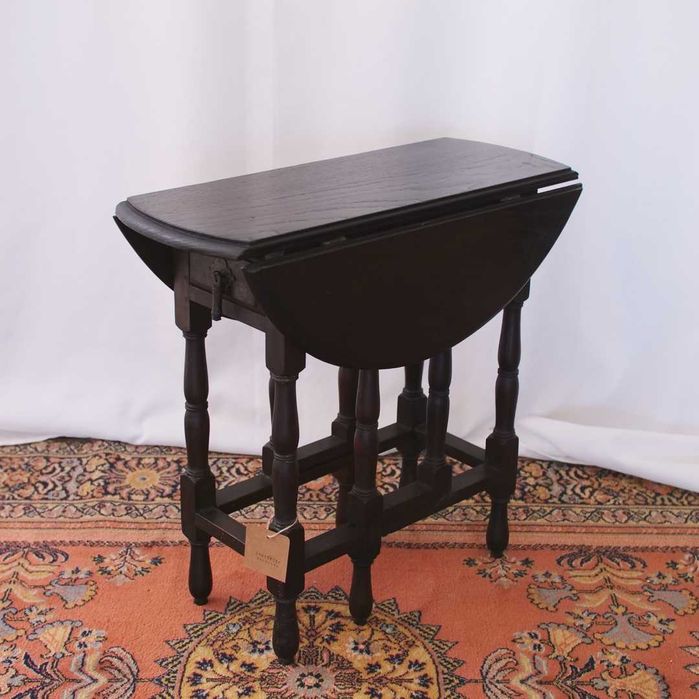 Pequena mesa de apoio rústica com abas