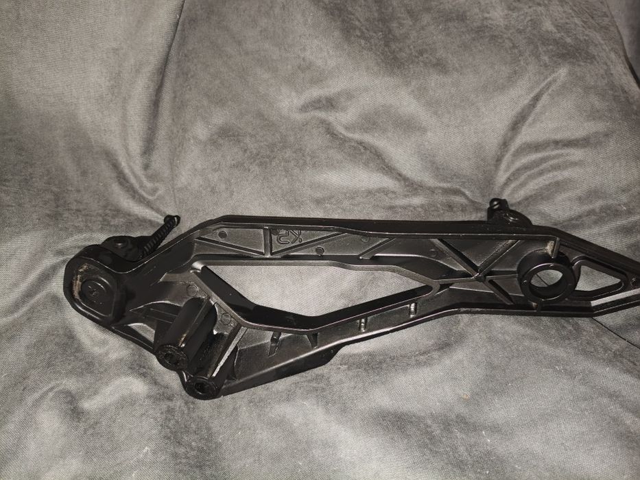 Кронштейн лапок пасажира mustang st200 (лівий), Б/У