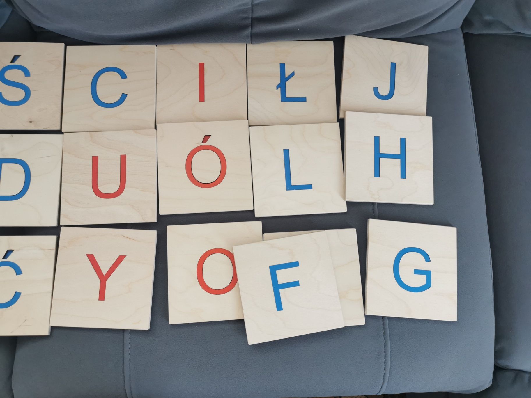Litery rowkowane drukowane duże alfabet ruchomy Montessori