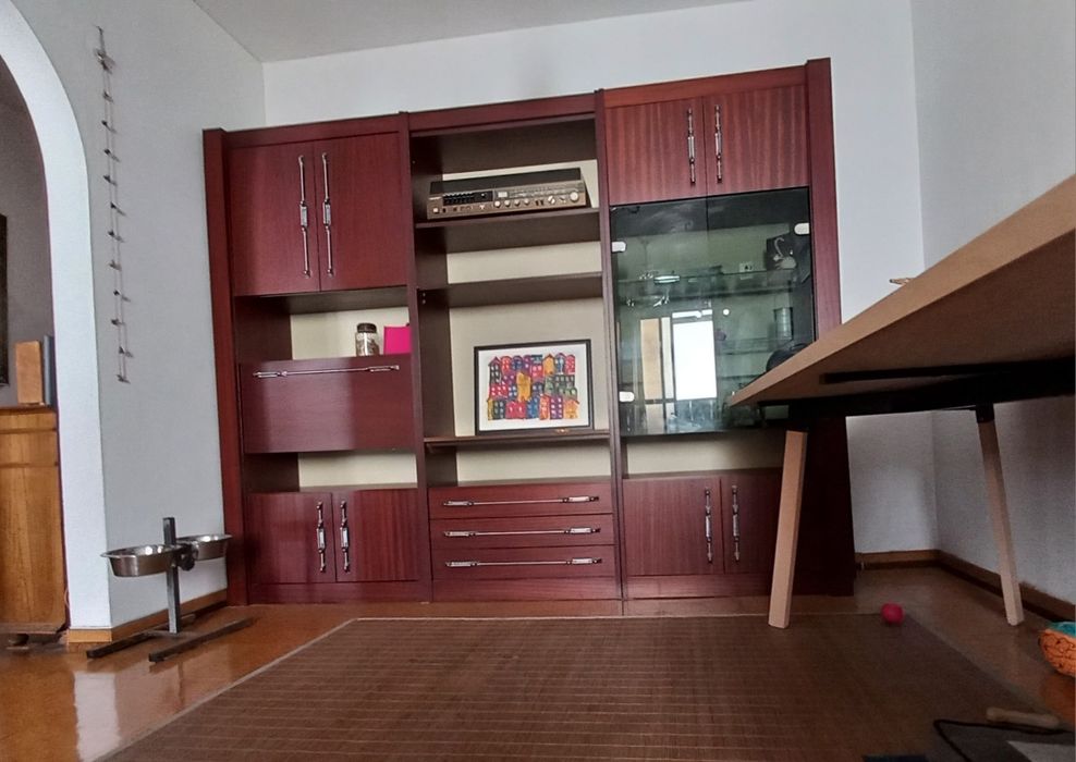 Móvel de sala castanho escuro