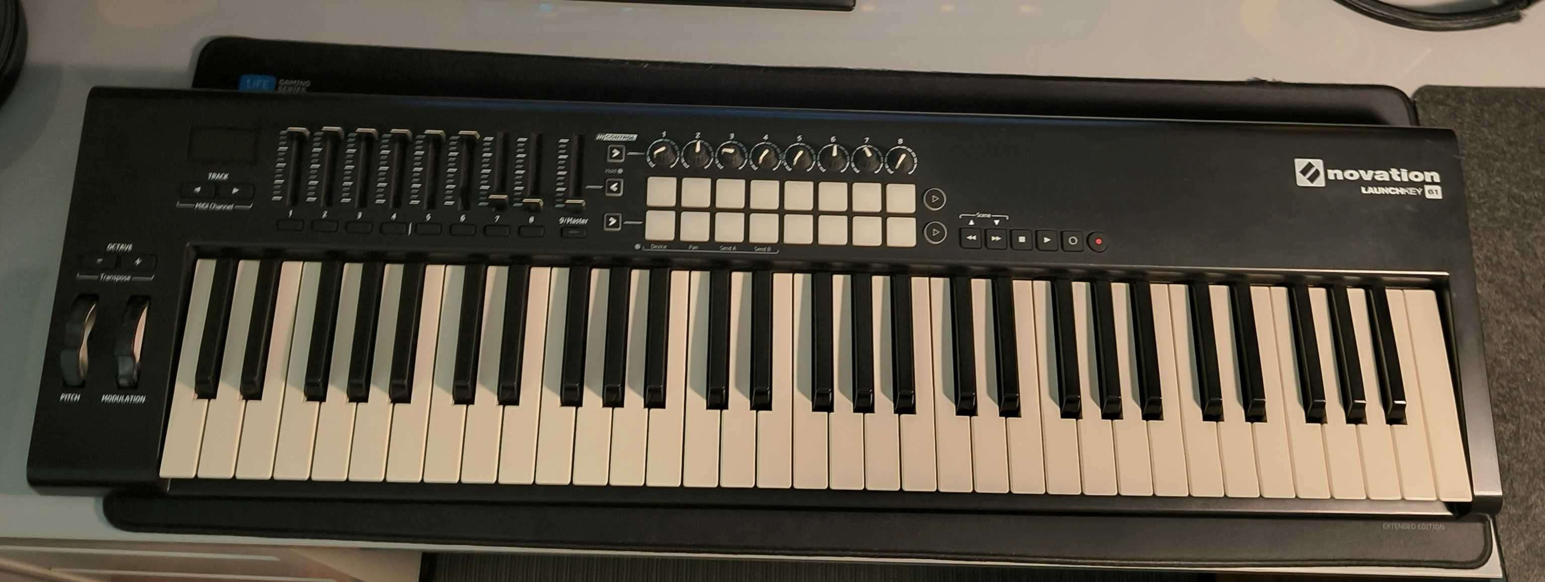 Novation LaunchKey 61 MK2 - Teclado Controlador MIDI