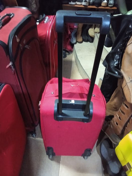 Продам два чемодана на колесах с выдвижной ручкой