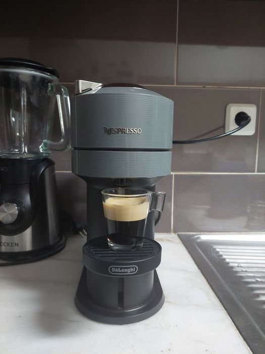 Máquina de café Nespresso Vertuo Next + Aeoroccino