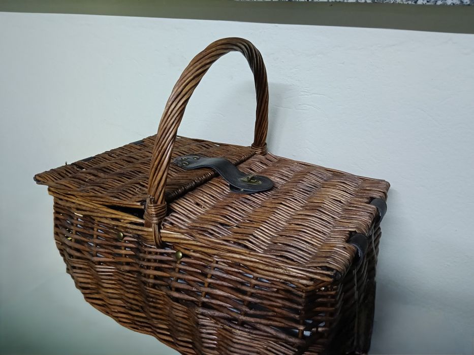 Wiklinowy koszyk piknikowy z wyposażeniem dla dwóch osób