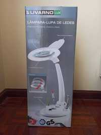 Candeeiro LED com lente de aumento