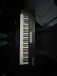 Teclado midi novation launchkey 61