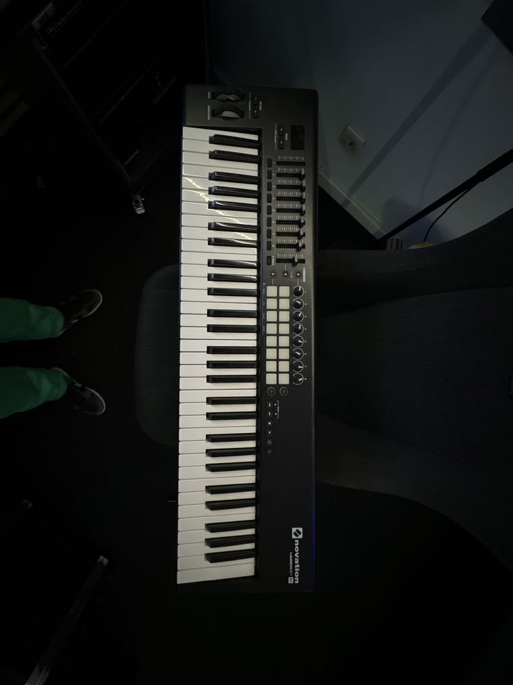 Teclado midi novation launchkey 61