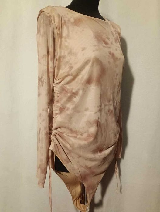 Body z długim rękawem i ściągaczami.
4XL/48 Boohoo