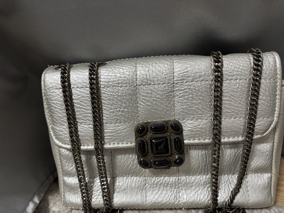 Срібляста сумка з ланцюжком