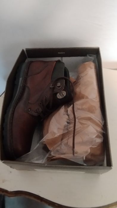 Botas em pele muito resistente