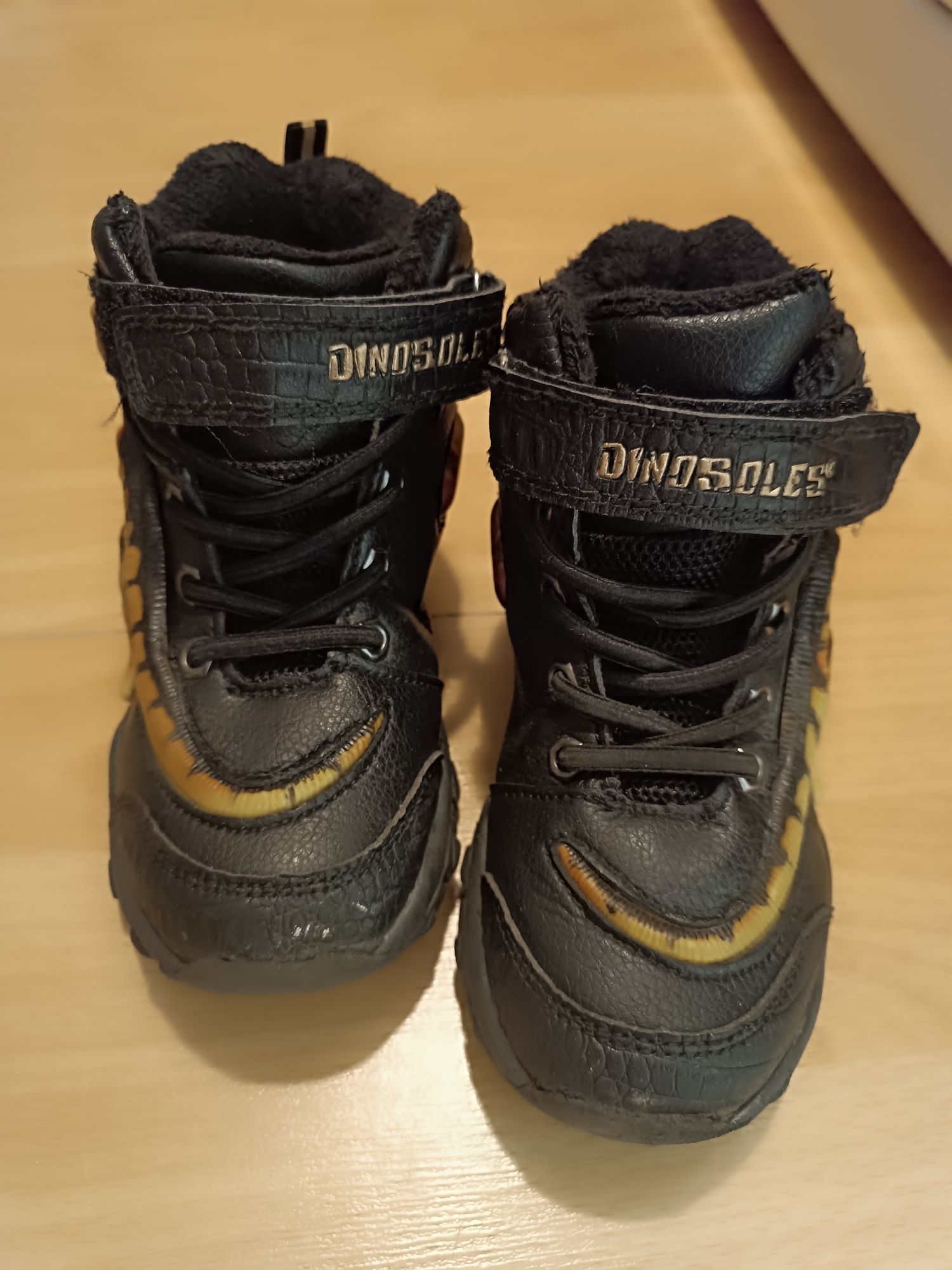 Продам Демі чобітки Dinosoles