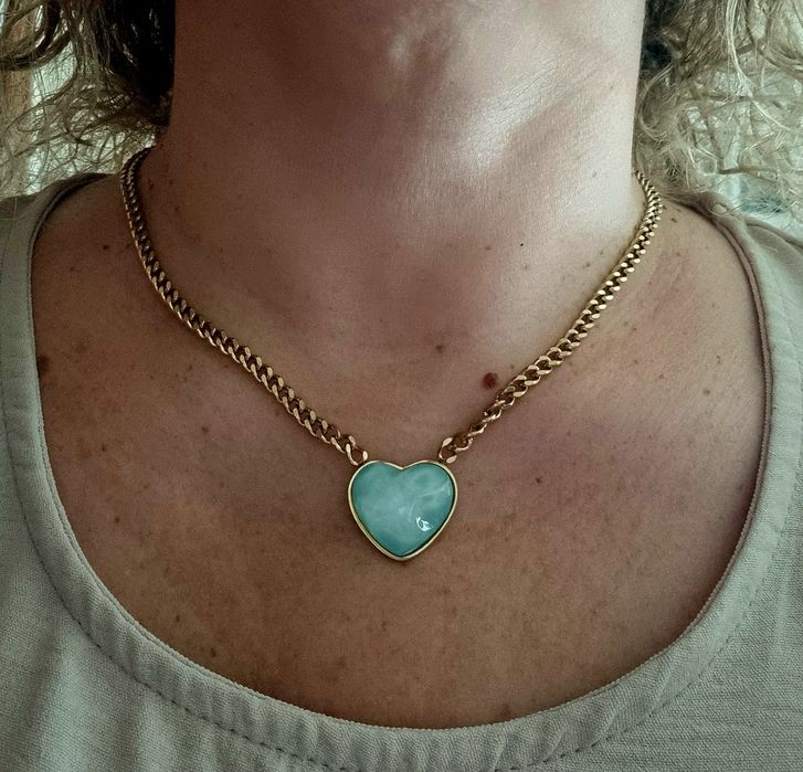 Colar dourado, em aço, com coração turquesa/verde água. Com extensor