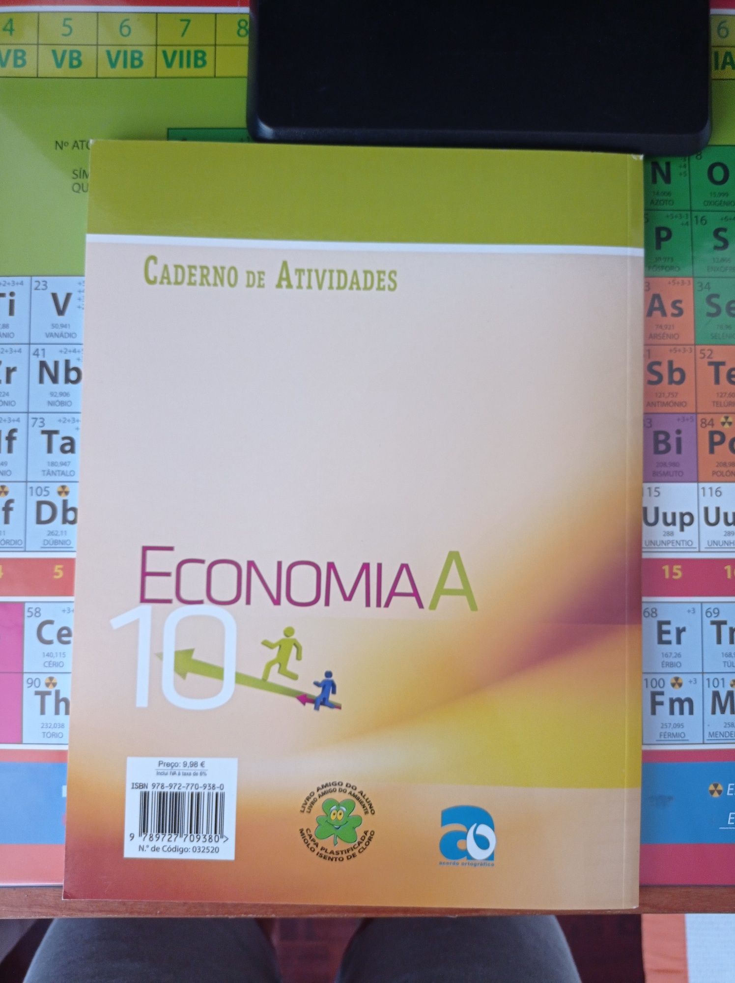 Caderno de atividades de Economia A de 10°ano da Plátano Editora