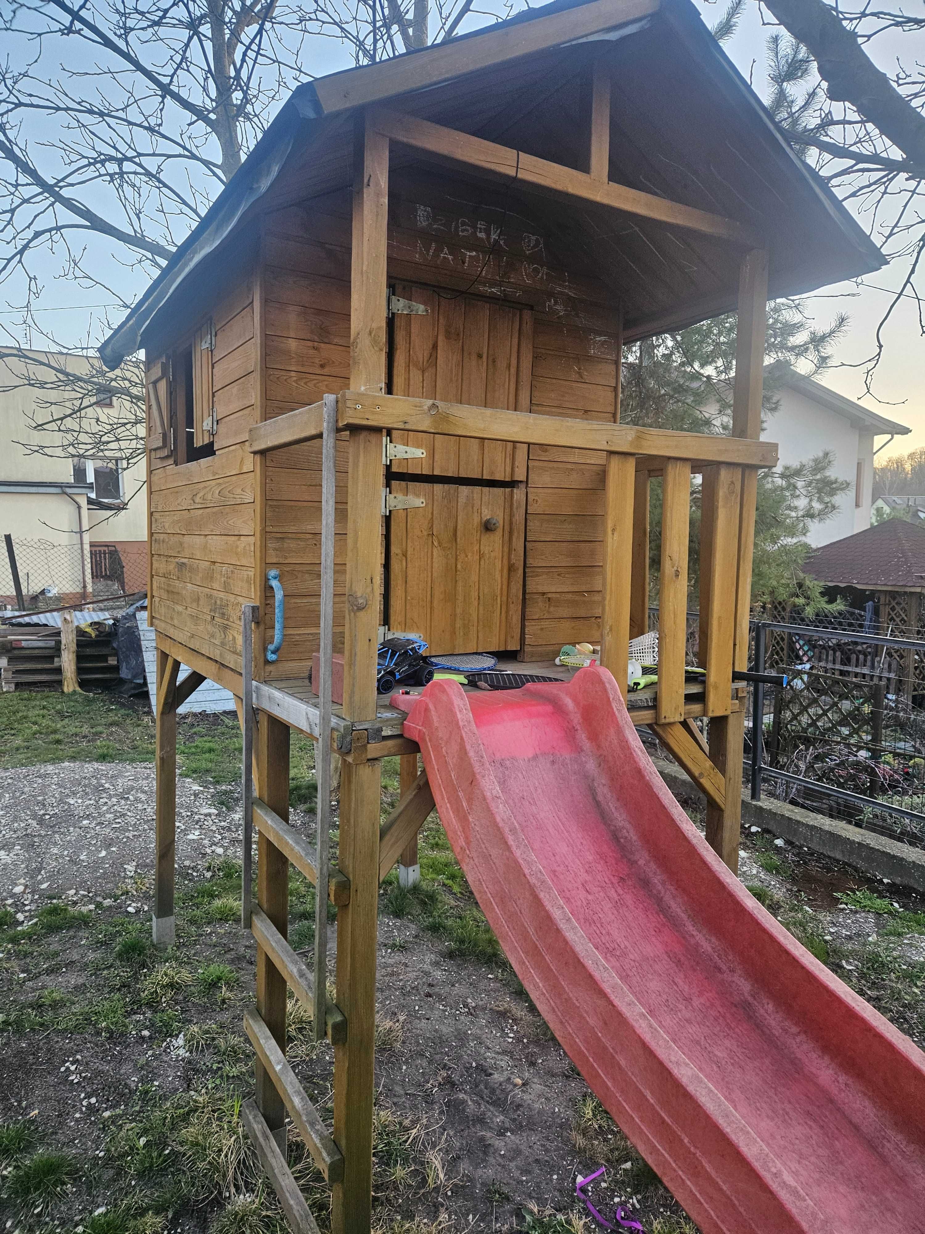 Domek ze zjeżdzalnią dla dzieci