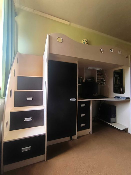 Ліжко-горище з шафою і столом