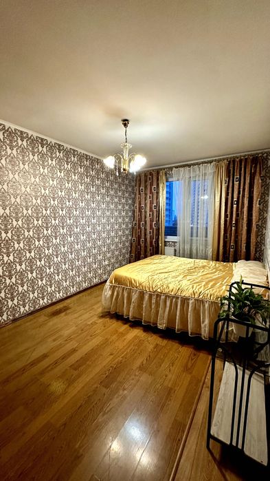 Простора 3 кімнатна квартира Драгоманова 6/1