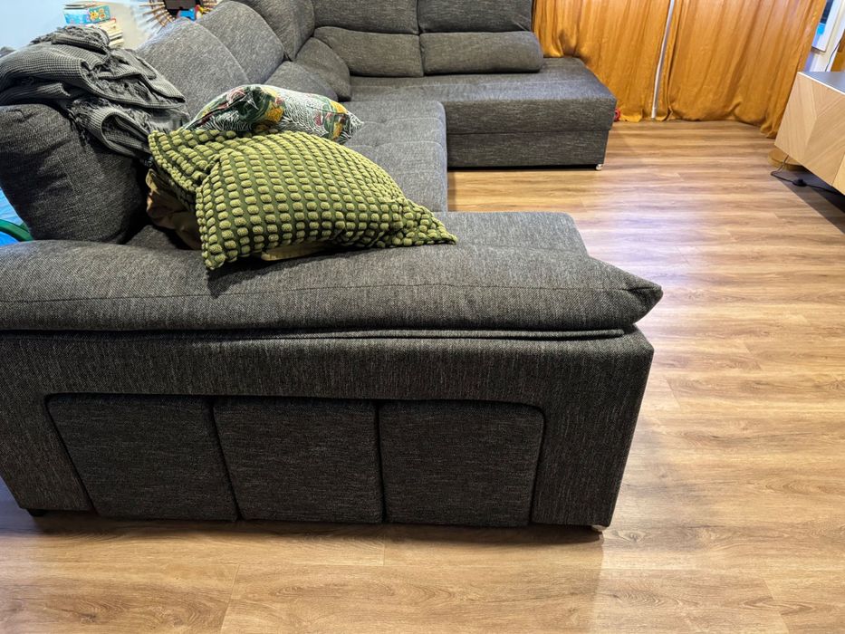 Sofá em U com puffs