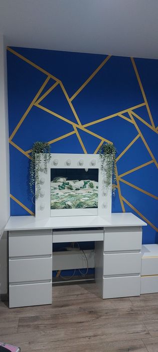 Toaletka Biała z lampkami szuflady