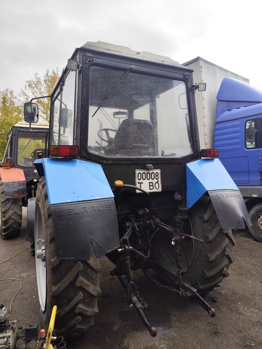 Трактор МТЗ на ходу