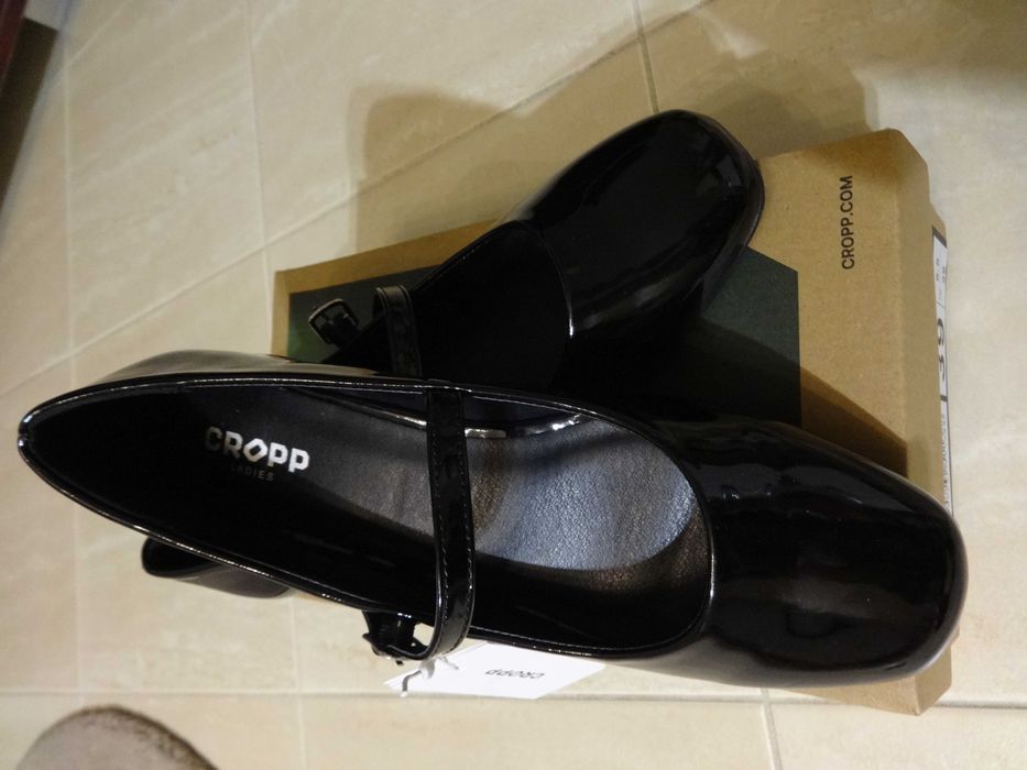 Czarne lakierowane baleriny z paskiem