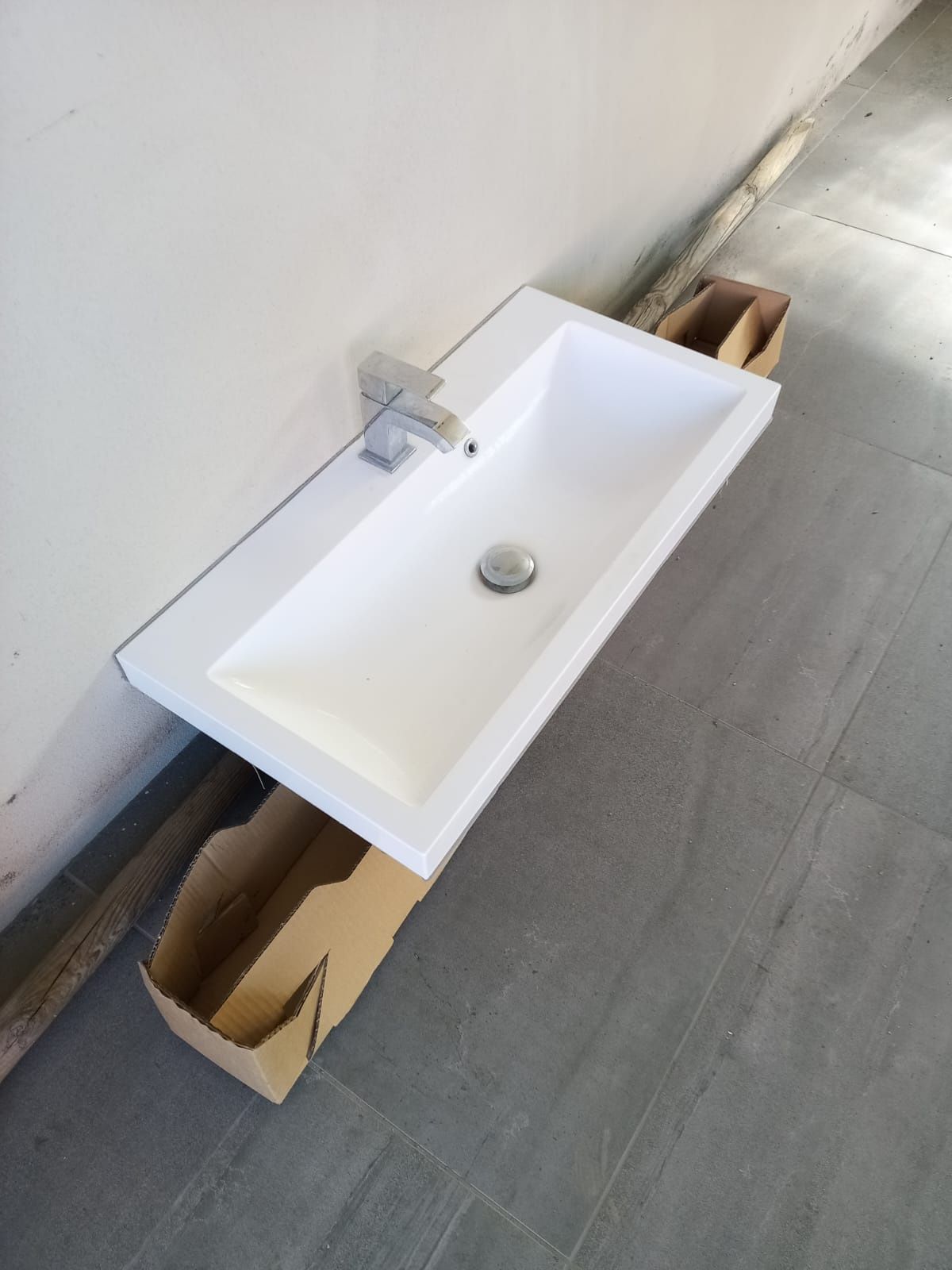 Umywalka z baterią.