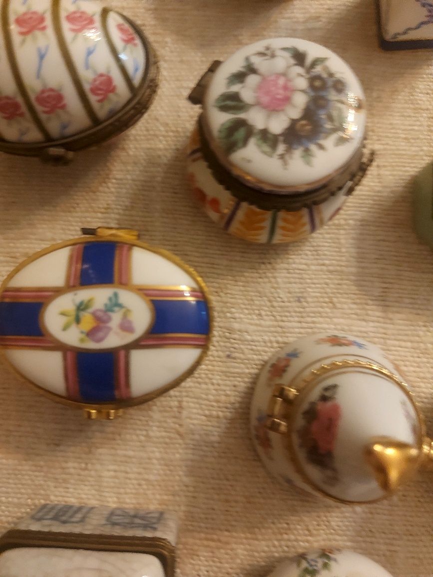 Conjunto de 48 caixas de colecção de porcelana