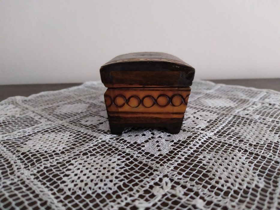 Stara malutka szkatułka w kształcie kufra