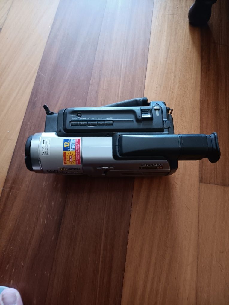 É  uma câmara  de vídeo  antiaga da marca verdadeira. SONY handycam