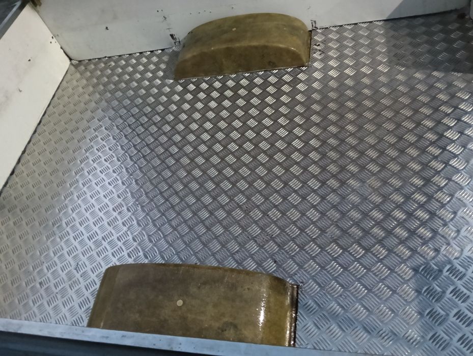 Reboque com tampa em bom estado