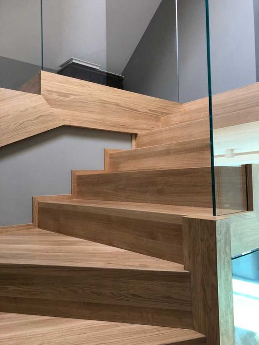 Schody dywanowe dębowe z balustradą szklaną Producent