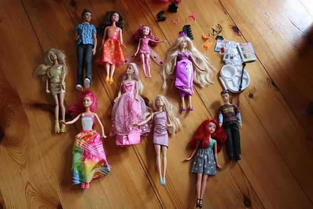 Lalki Barbie i szafa z ubraniami