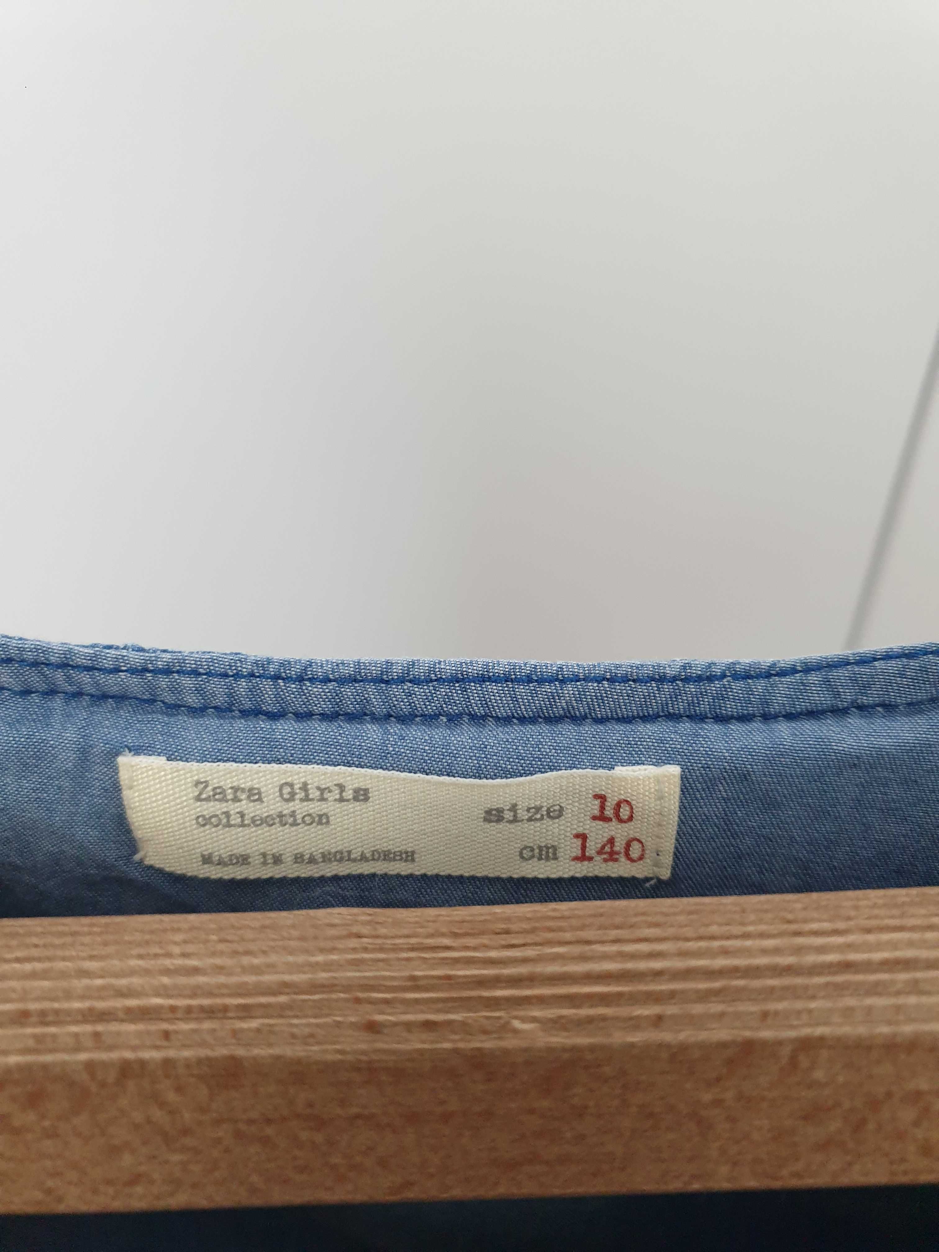 Bluzka imitująca jeans z ozdobną falbaną rozm. 140 cm