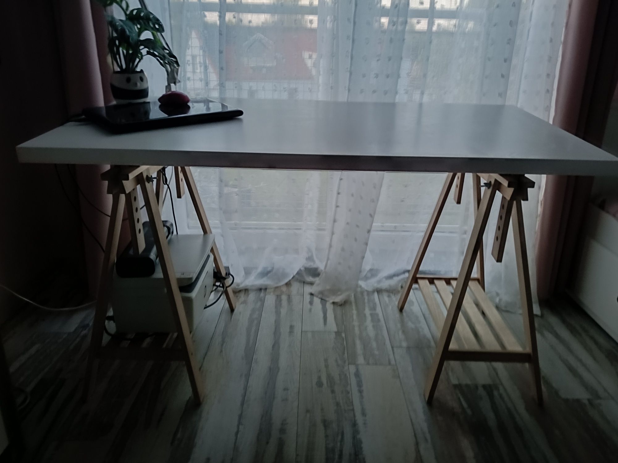 Biurko regulowane  z lampką