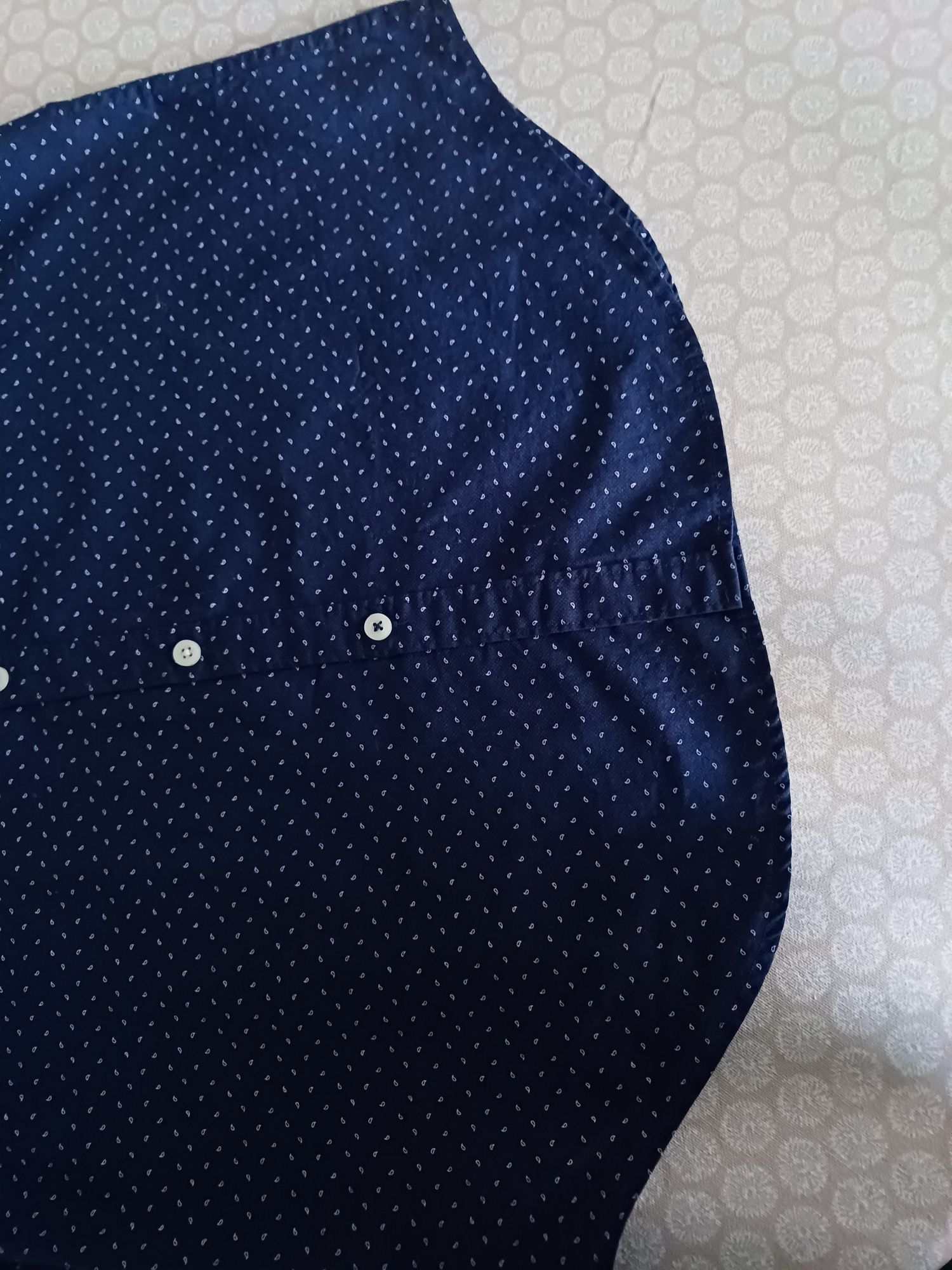 Camisa para homem azul escuro e pequeninos motivos brancos. Nova.