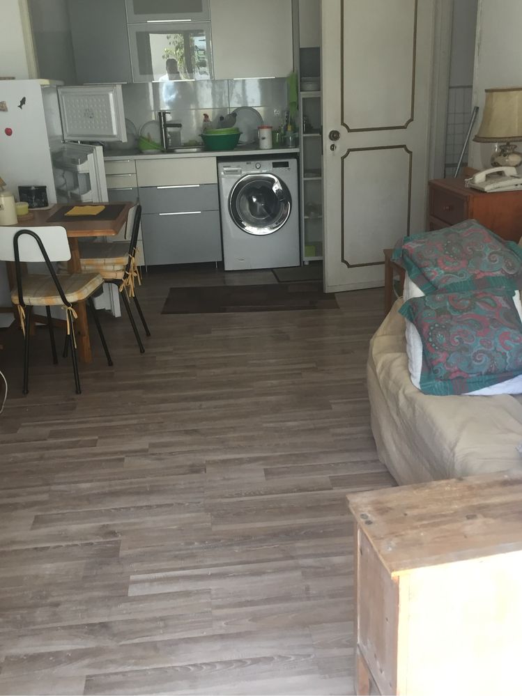 Arrenda se. Um quarto