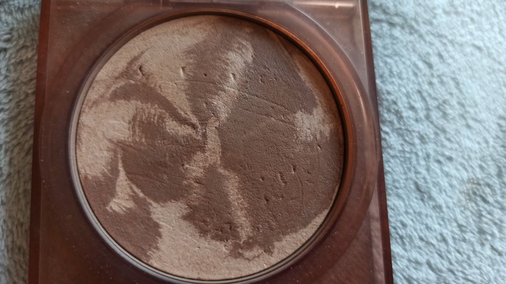 Huda Beauty bronzer Glowish
